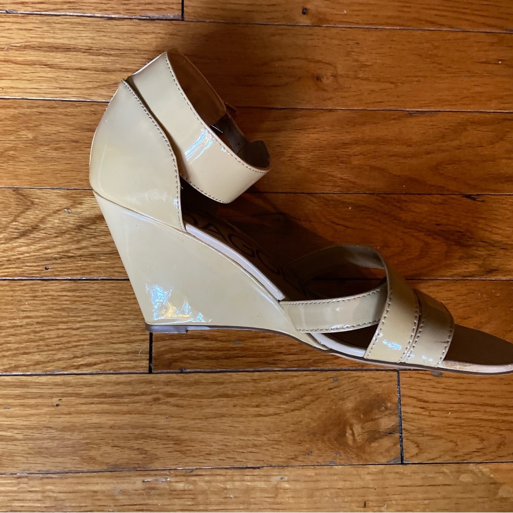 Kelsey Dagger nude patent sandal like new
